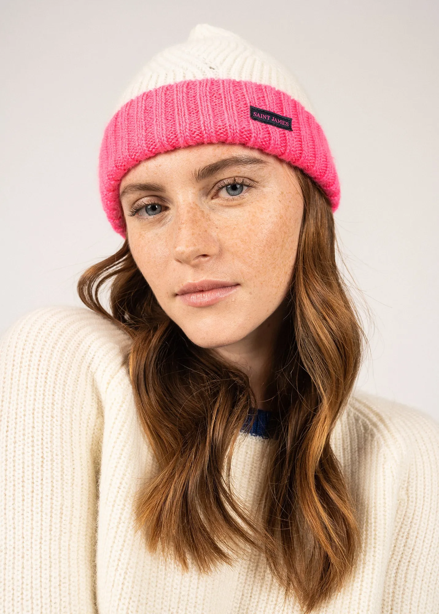 HAUBAN - Color-block Beanie in Mohair Wool Blend (WINTER WHITE / NEON PINK)